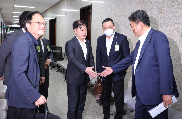 임현택(가운데) 대한의사협회 회장이 22일 오후 국회에서 이재명 더불어민주당 대표와 간담회를 마친 뒤 나와 박주민(왼쪽) 의료대란대책특위 위원장 등 참석했던 위원들과 인사하고 있다. 연합뉴스