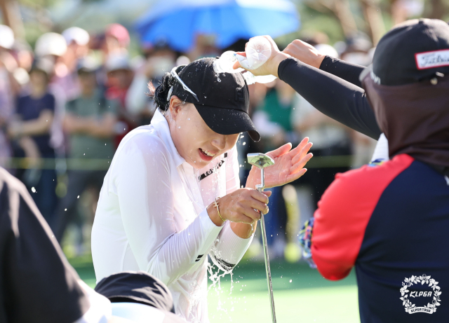 문정민이 대보 하우스디 오픈 최종 라운드 18번 홀에서 우승을 확정한 뒤 동료 선수들로부터 축하를 받고 있다. 사진 제공=KLPGA