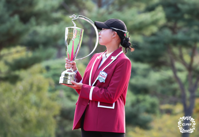 문정민이 KLPGA 투어 대보 하우스디 오픈에서 우승한 후 트로피에 입을 맞추는 세리머니를 하고 있다. 사진 제공=KLPGA