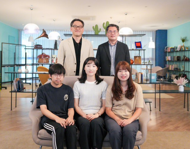 윗줄 왼쪽부터 시계방향으로 권태혁 교수, 최원영 교수, 김지연 연구원, 황은혜 연구원(1저자), 김민석 연구원. 사진 제공=UNIST