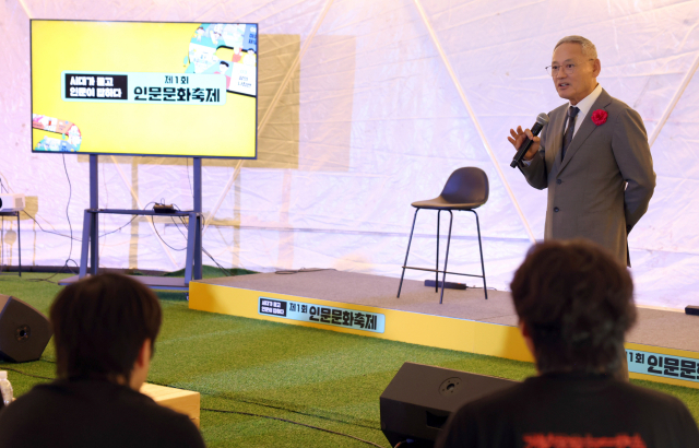 ‘첫 인문문화축제’ 유인촌 “콘텐츠의 시작은 책…사회문제 해결도 인문”