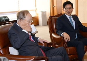 대화 나누는 김문수-손경식