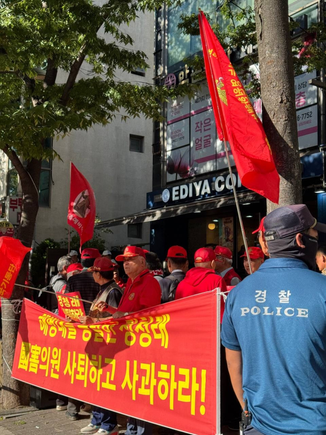 국방포럼·대한민국수호예비역장성단 회원들이 23일 서울 마포구 정청래 더불어민주당 마포마무실 앞에서 ‘국군모독 정청래 의원 규탄집회’를 열고 있다. 사진 제공=국방포럼·대한민국수호예비역장성단