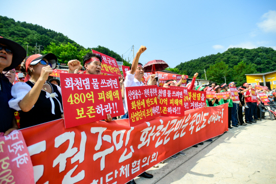 화천군 주민들이 지난달 정부의 화천댐 용수 반도체 산업단지 공급 방안 계획에 반대하는 집회를 열고 있다. 사진 제공=화천군청