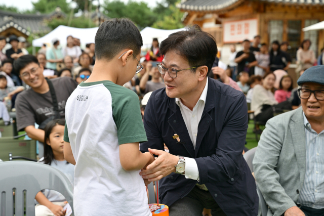 지난 21일 김포시에서 열린 다담축제에서 김병수 김포시장이 어린이와 인사를 나누고 있다. 사진 제공=김포시