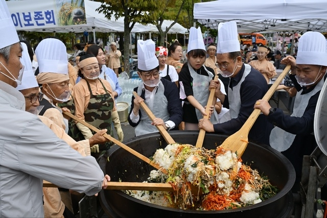 지난 21일 김포시에서 개최된 다담축제에서 참가자들이 대형 비빔밥을 만들고 있다. 사진 제공=김포시