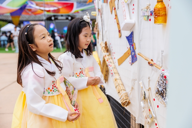 지난 21일 개최된 김포시 다담축제에서 어린이들이 전시 작품을 관람하고 있다. 사진 제공=김포시