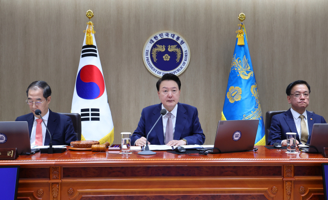 윤석열 대통령이 24일 서울 용산 대통령실 청사에서 열린 국무회의에서 발언하고 있다.연합뉴스