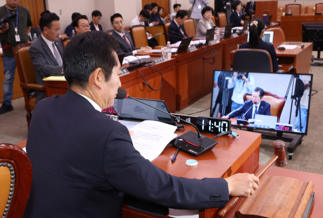 23일 국회에서 열린 법제사법위원회에서 정청래 위원장이 의사봉을 두드리고 있다. 연합뉴스