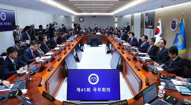 윤석열 대통령이 24일 서울 용산 대통령실 청사에서 국무회의를 주재하며 발언하고 있다. 연합뉴