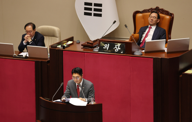 박준태 국민의힘 의원이 7월 4일 오전 국회에서 필리버스터(법안 처리 저지를 위한 무제한 토론)를 진행하고 있다. 연합뉴스