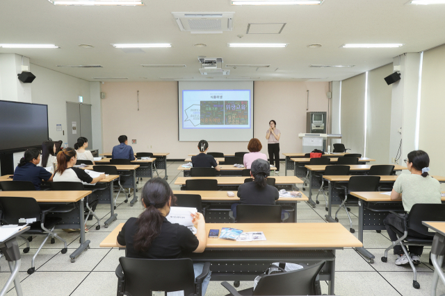 광양만권경제자유구역청은 24일 전남 테크노파크에서 광양만권 입주기업 집단급식소 종사자를 대상으로 위생 교육을 실시했다. 사진 제공=광양경제청