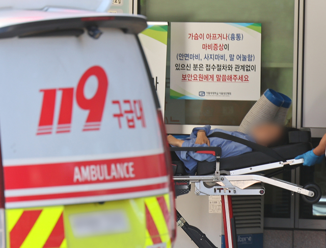 의정갈등이 이어지고 있는 23일 오전 서울 서초구 한 대형병원 응급의료센터에서 한 환자가 이송되고 있다.