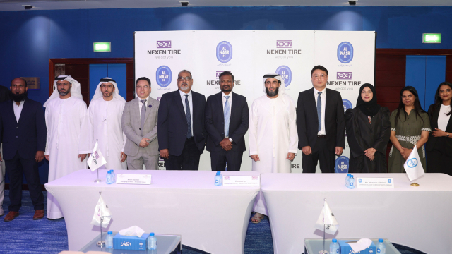 넥센타이어와 아랍에미리트(UAE) 두바이에 연고를 둔 축구 구단인 ‘알 나스르’(Al Nasr SC)가 파트너십 계약을 맺고 기념촬영을 하고 있다. 사진제공=넥센타이어