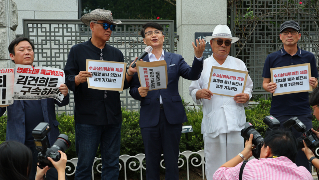 김건희 여사에게 디올백을 건넨 최재영 목사가 5일 서울 서초구 대검찰청 앞에서 수사심의위원회 소집 신청 수용을 촉구하고 있다. 연합뉴스