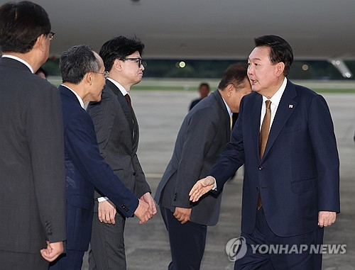 윤석열 대통령이 22일 성남 서울공항에서 체코 공식 방문을 마치고 귀국하며 마중 나온 국민의힘 한동훈 대표, 추경호 원내대표 등과 차례로 인사하고 있다. 성남 = 연합뉴스