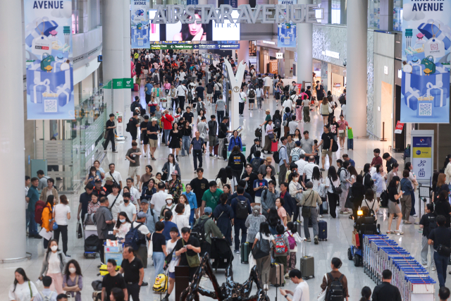 추석연휴 시작을 앞둔 13일 오전 인천국제공항 제1여객터미널 면세 구역이 여행객 등으로 붐비고 있다. 연합뉴스