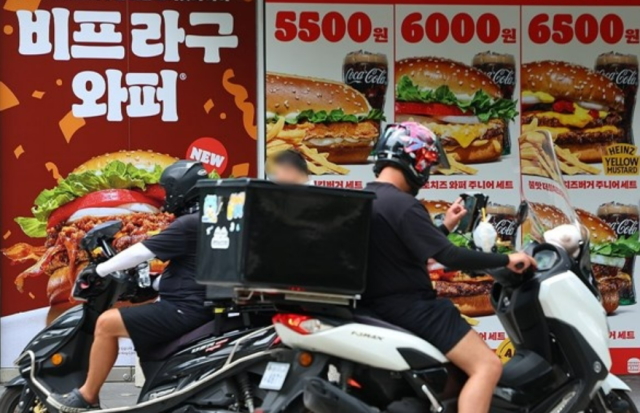 '가게는 8000원, 앱에서는 만 원'…배달시키면 더 비싼 거 '기분' 탓 아니네