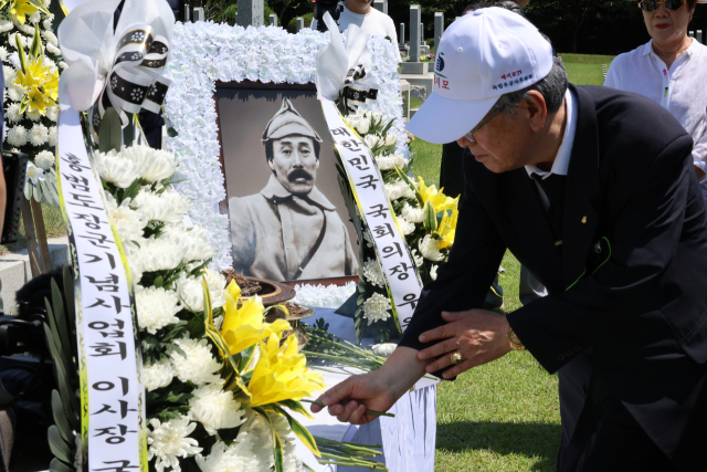 8월 14일 국립대전현충원에서 열린 ‘광복 79주년 및 홍범도 장군 귀환 3주년 기념식’에 참석한 독립유공자후원회 회원이 홍범도 장군 묘역에 헌화하고 있다. 연합뉴스