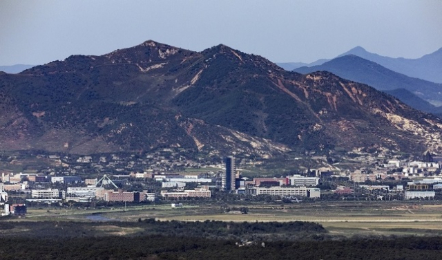 경기도 파주에서 바라본 서부전선 비무장지대(DMZ)와 개성공단 일대 모습. 연합뉴스