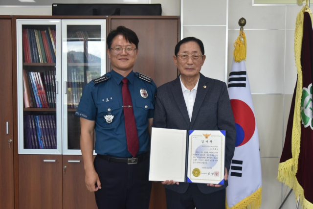 심명섭 속초경찰서장으로부터 감사장을 받는 오신호 씨(오른쪽). 사진 제공=속초경찰서