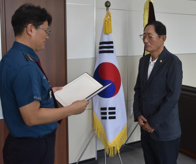 심명섭 속초경찰서장으로부터 감사장을 받는 오신호 씨(오른쪽). 사진 제공=서초경찰서