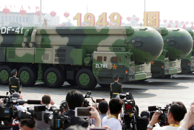 중국 건국 70주년 기념 열병식에서 둥펑(DF)-41 대륙간탄도미사일(ICBM)을 실은 군용 차량이 톈안먼광장을 지나가고 있다. 중국은 24일 DF-41로 추정되는 ICBM을 태평양 공해상으로 발사했다고 밝혔다. 로이터연합