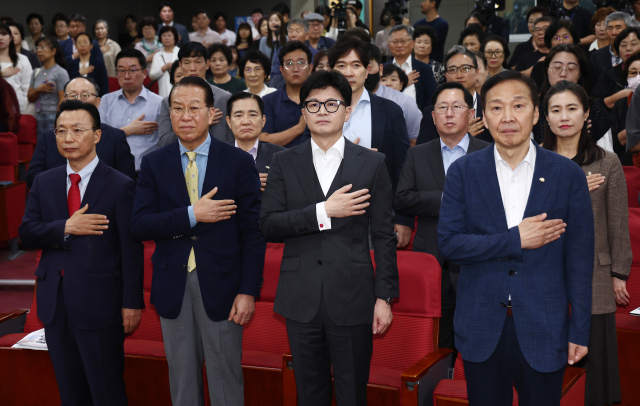 25일 오후 서울 여의도 국회 의원회관에서 열린 ‘북한 그리고 통일 포럼 제2차 세미나-분단 79년을 돌아본다’에서 권영세(왼쪽 두 번째부터) 국민의힘 의원, 한동훈 대표, 김기웅 의원이 국민의례를 하고 있다. 뉴스1