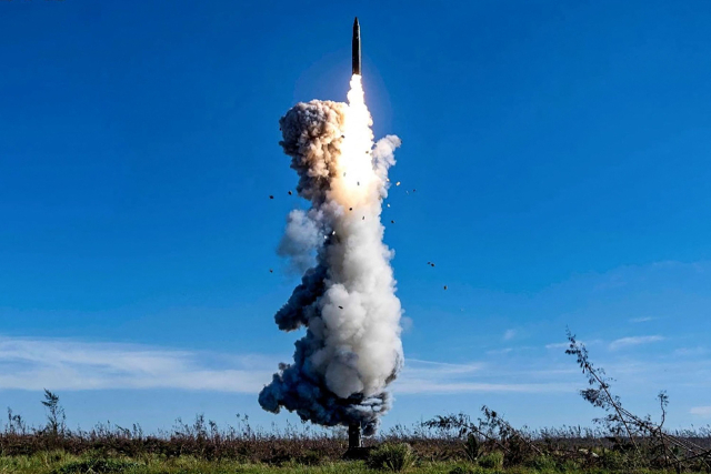 중국 인민해방군 로켓군이 25일 태평양 공해상으로 발사한 대륙간탄도미사일(ICBM)의 발사 장면. AFP연합