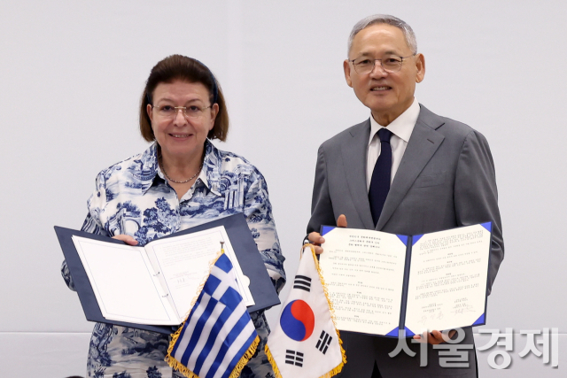 유인촌 문화체육관광부 장관이 26일 서울 종로구 국립현대미술관 서울관에서 열린 한-그리스 문화협력 양해각서 체결식에서 리나 멘도니 그리스 문화부 장관과 함께 양해각서에 서명한 뒤 기념촬영을 하고 있다. 사진 제공=문체부