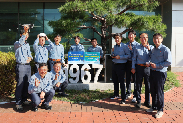 GS칼텍스 여수공장 임직원들이 26일 ‘산업단지 1호 입주기업 기념비’ 앞에서 ‘산업단지 디지털 전환’ 챌린지에 동참하고 기념촬영을 하고 있다. 사진 제공=GS칼텍스