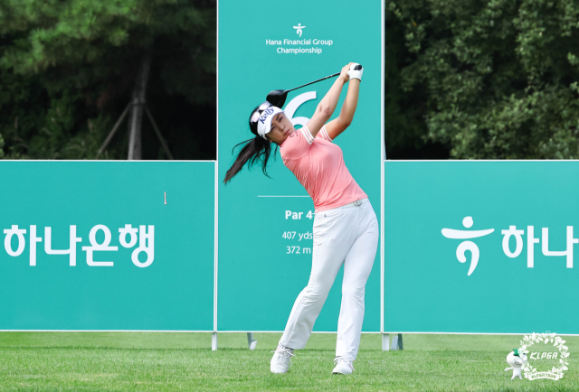 윤이나가 26일 하나금융그룹 챔피언십 1라운드 6번 홀에서 티샷을 하고 있다. 사진 제공=KLPGA