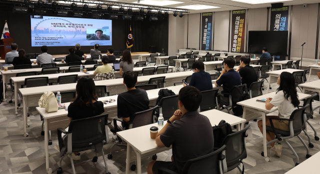 지난달 25일 서울 용산구 대한의사협회 대강당에서 사직 전공의들을 대상으로 한 대한피부과의사회의 연수강좌가 열리고 있다. 뉴스1