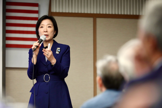 오영주 중소벤처기업부 장관이 25일 한국프레스센터에서 열린 한미기업인친선포럼에서 우리나라 중소기업의 국제화 전략을 주제로 정책 강연회를 진행하고 있다. 연합뉴스