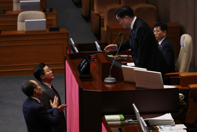 추경호(왼쪽) 국민의힘 원내대표가 26일 국회에서 열린 본회의에서 한석훈 국가인권위원회 위원 선출안이 부결된 것에 대해 우원식 국회의장에게 항의하고 있다. 연합뉴스