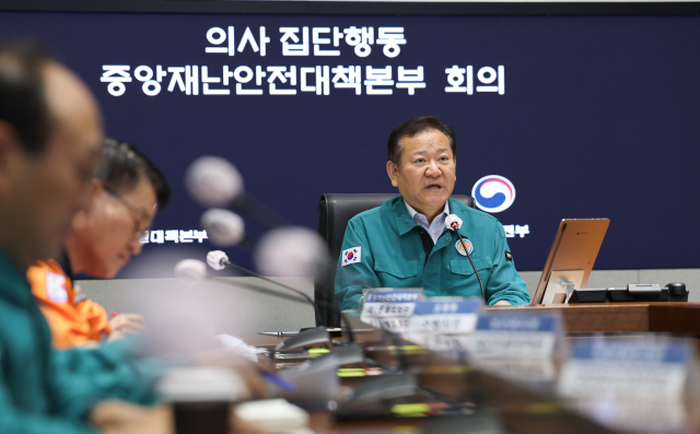 이상민 행정안전부 장관이 27일 서울 종로구 정부서울청사에서 열린 의사 집단행동 중앙재난안전대책본부 회의에서 모두발언을 하고 있다. 뉴스1