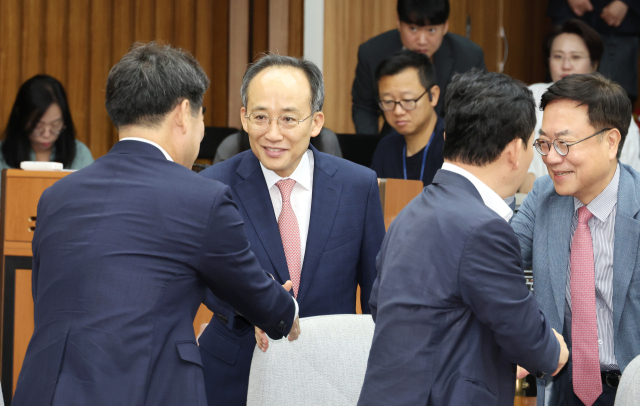 추경호(왼쪽 두번째) 국민의힘 원내대표가 27일 오전 국회에서 열린 원내대책회의에 입장해 참석한 의원들과 인사하고 있다. 2024.9.27 연합뉴스