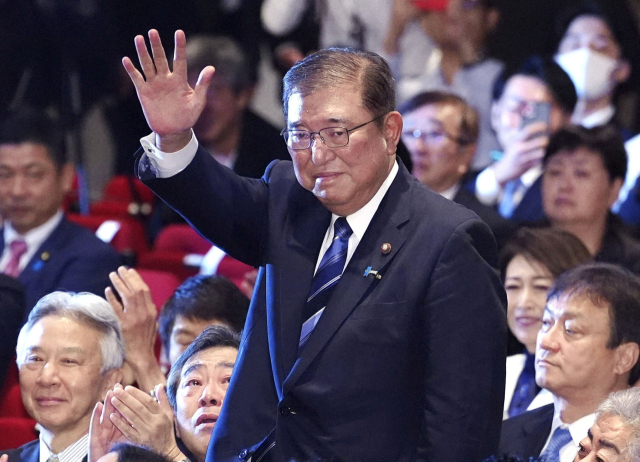 이시바 시게루 전 자민당 간사장이 27일 일본의 차기 총리를 결정하는 집권 자민당 총재 선거에서 당선된 뒤 손을 들어 인사하고 있다. 다섯 번의 도전 끝에 28대 자민당 총재로 선출된 이시바 전 간사장은 방위상 등을 지낸 '안보통'으로 한일 관계에 있어서는 '비둘기파'로 평가된다. 이시바 전 간사장은 다음 달 1일 임시국회에서 총리로 지명되면 3년 임기를 시작한다. 로이터연합뉴스