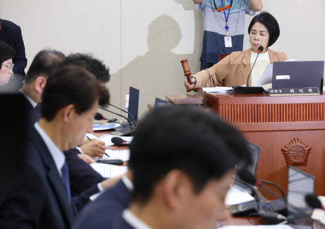 최민희 국회 과방위원장이 지난달 28일 국회에서 열린 전체회의에서 의사봉을 두드리고 있다. 연합뉴스