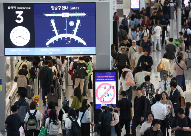 [사진] '징검다리 연휴는 못 참지' 인천공항 북적