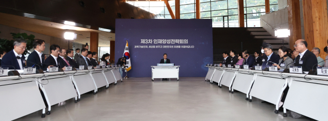 한덕수 국무총리가 27일 서울 관악구 서울대에서 열린 ‘제3차 인재양성전략회의’에 참석해 발언하고 있다. 연합뉴스