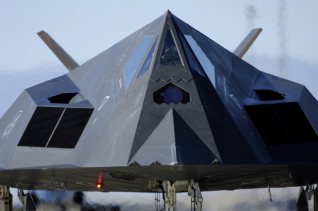 ‘스텔스기 조상’  F-117 스텔스 전폭기…10년 더 전 세계 누빈다[이현호 기자의 밀리터리!톡]