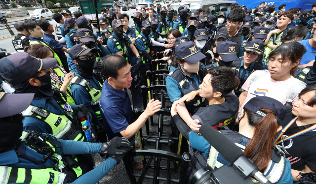 28일 대구 중구 반월당사거리인근 달구벌대로에서 '제16회 대구퀴어문화축제'개최를 앞두고 퀴어축제조직위원회 측과 경찰이 집회 장소 범위를 두고 대치하고 있다. 연합뉴스