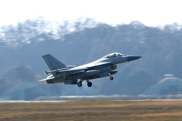 주한미군 소속 F-16 전투기가 활주로를 내달려 비행하고 있다. 사진 제공=주한미군