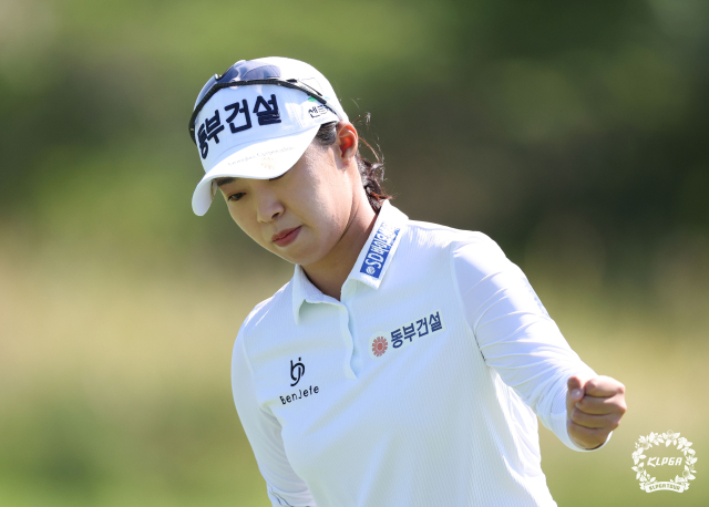 버디를 잡고 주먹을 불끈 쥐고 있는 김수지. 사진 제공=KLPGA