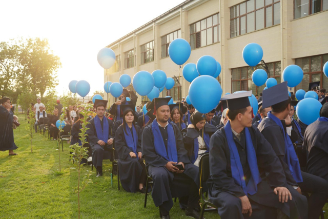 지난 26일 우즈베키스탄 수도인 타슈켄트에 위치한 ‘타슈켄트 아주(Ajou University in Tashkent, AUT)' 캠퍼스에서 개최된 졸업식에서 졸업생들이 학사모를 쓰고 앉아 있다. 사진제공=아주대