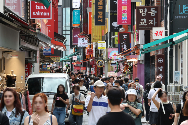 이달 22일 서울 명동 거리의 모습. 연합뉴스