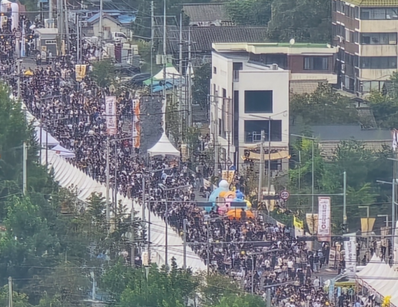 '성심당' 인기 이 정도? 빵축제에 몰린 '구름 인파'…'빵의 지옥서 벌받는 기분'