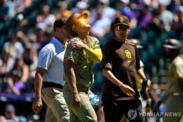 어깨를 붙잡고 안타까워하는 김하성. AFP연합뉴스