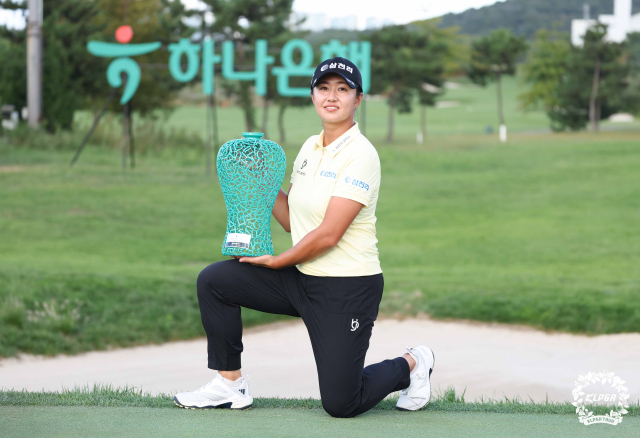 마다솜이 29일 하나금융그룹 챔피언십에서 우승한 뒤 트로피를 들어 보이고 있다. 사진 제공=KLPGA